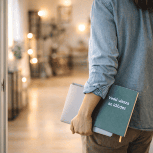 Fiatal nő tart egy könyvet és laptopot, modern belső térben, inspiráló környezetben.